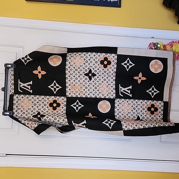 NWOT Reversible Oversized Shawl/Scarf - Picture 3 of 10